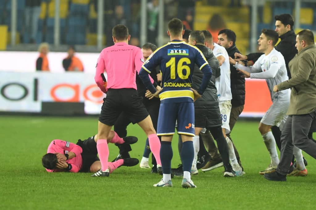 Árbitro foi agredido no Campeonato Turco