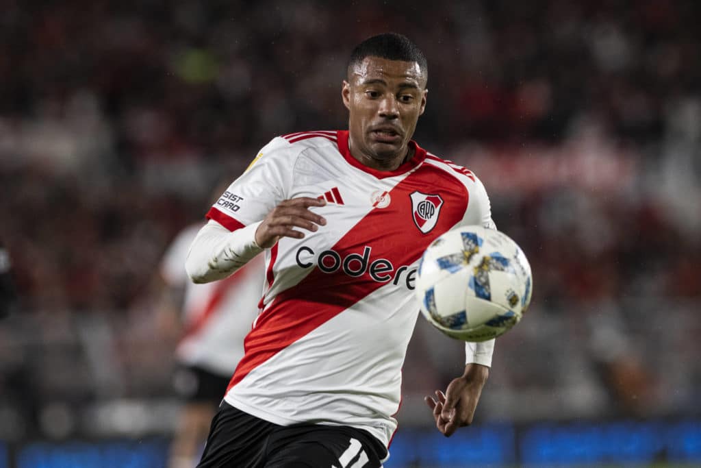 Atacante Wesley Moraes, do Aston Villa, é convocado para o lugar do  lesionado David Neres