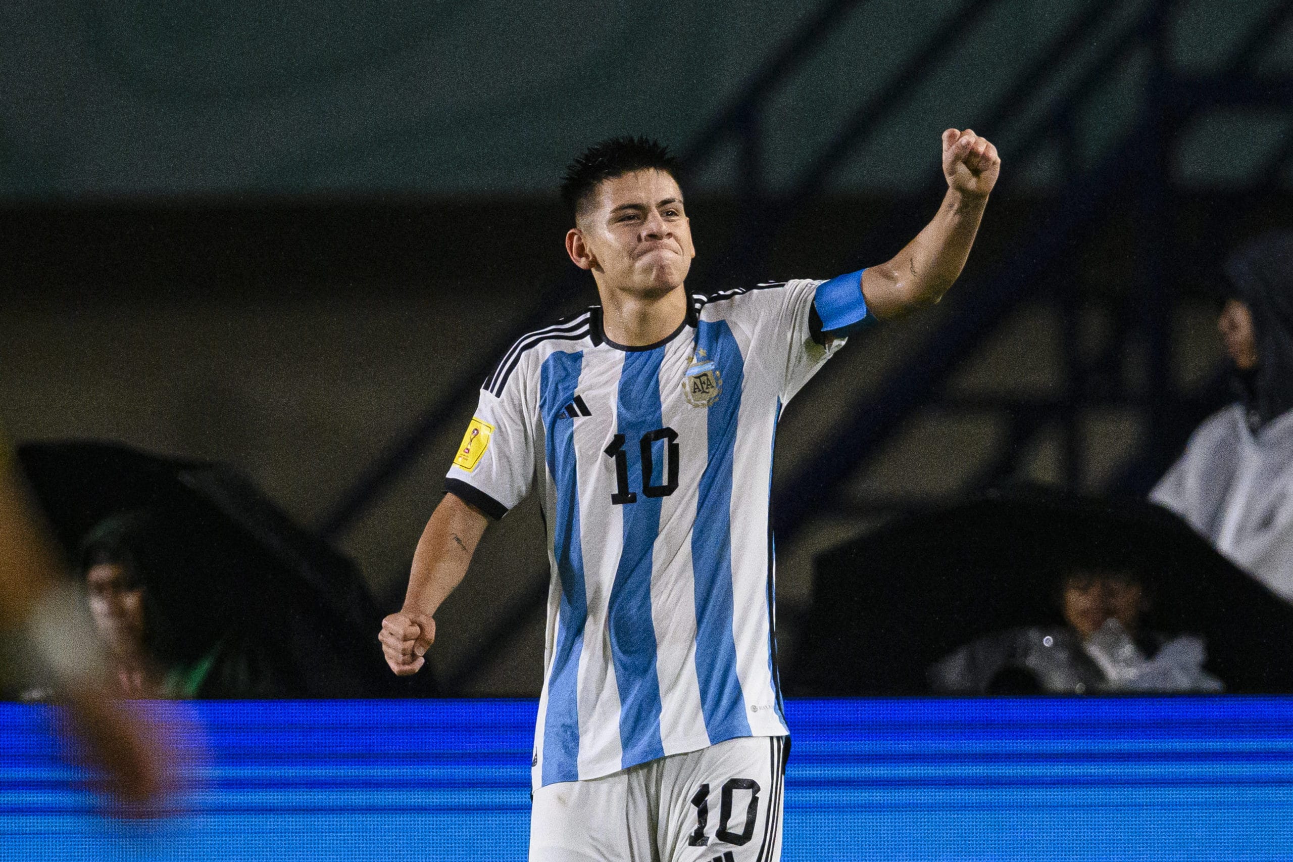 Echeverri em ação pela seleção argentina