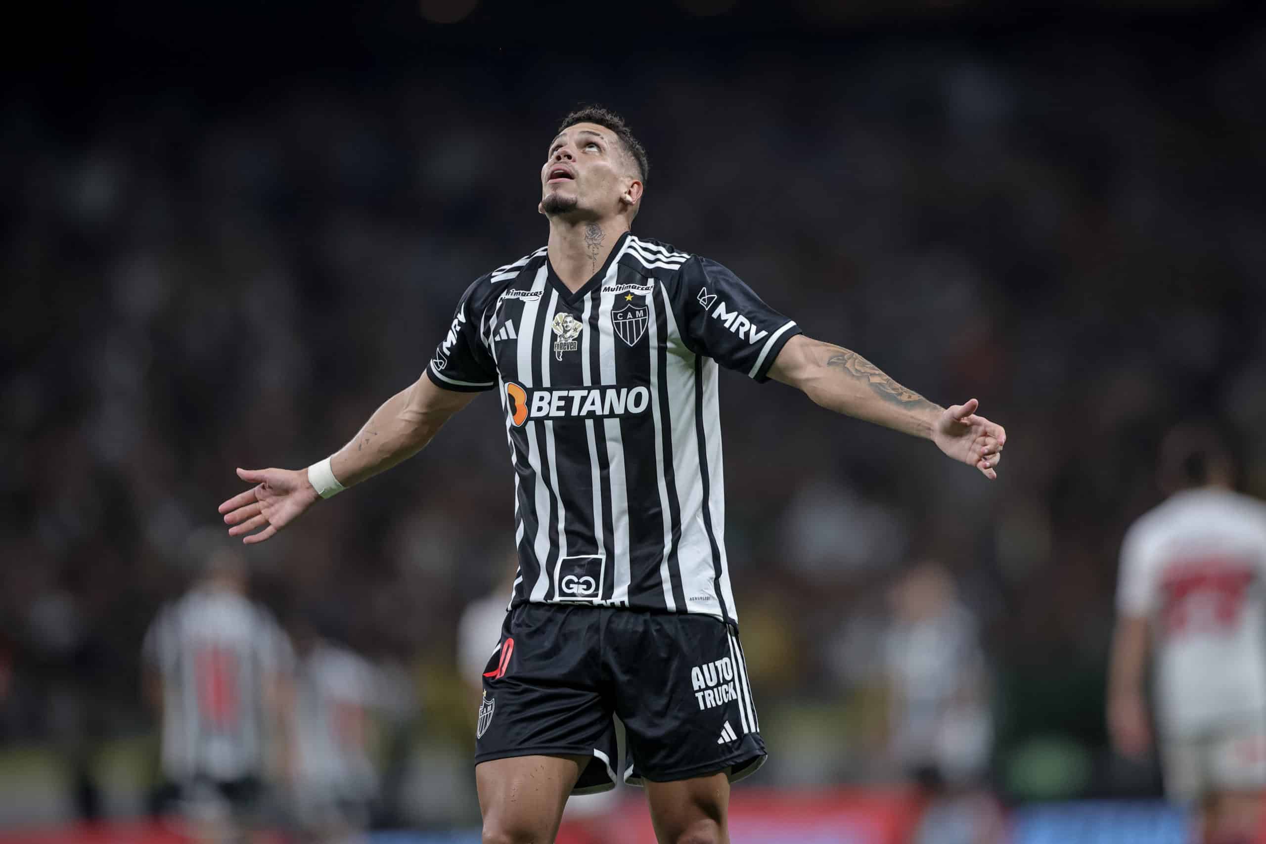 Atlético-MG vence o São Paulo com gol de Paulinho no fim e ainda sonha com o título brasileiro