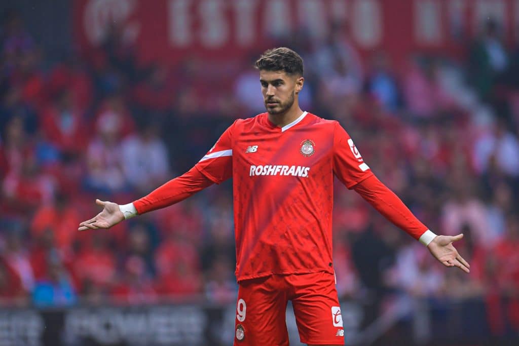 Pedro Raul com a camisa do Toluca