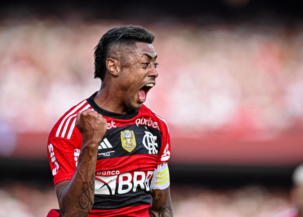 Bruno Henrique renovou contrato com o Flamengo