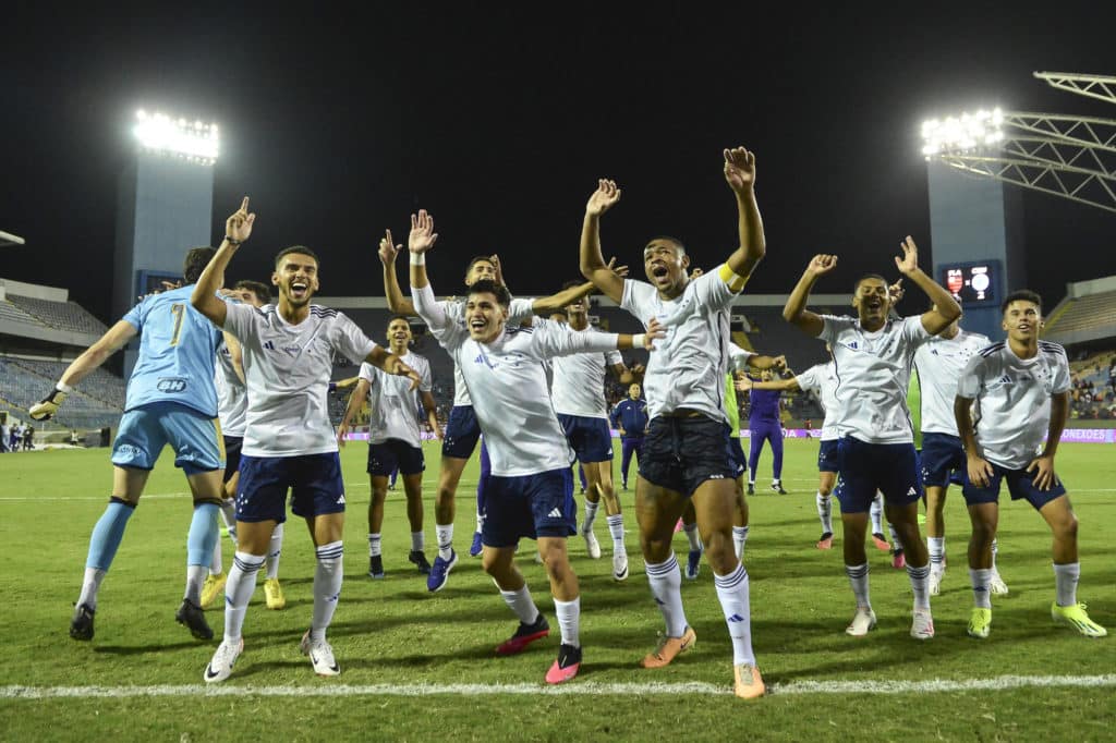 Jogadores do Cruzeiro comemoram a classificação para a final