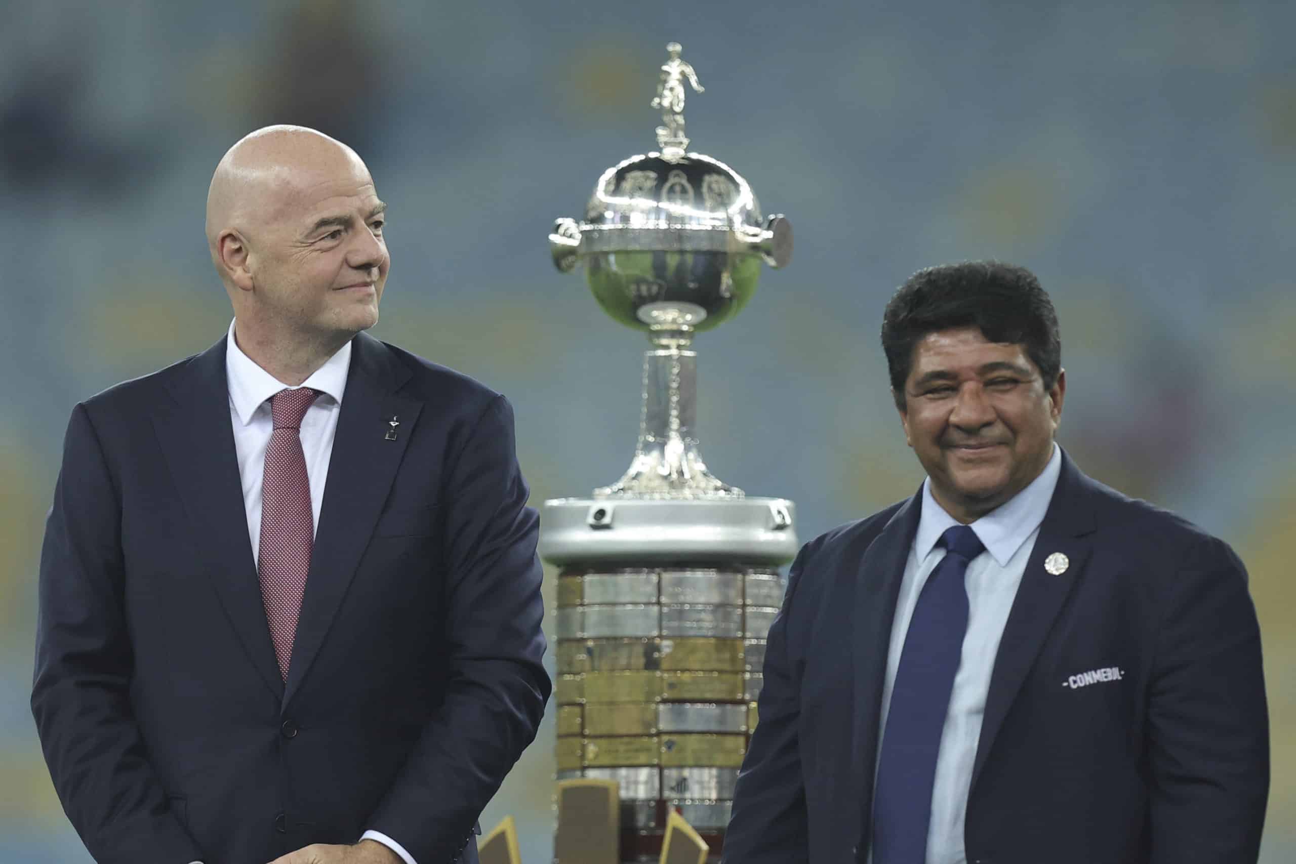 Ednaldo Rodrigues, à direita, com o presidente da FIFA, Gianni Infantino