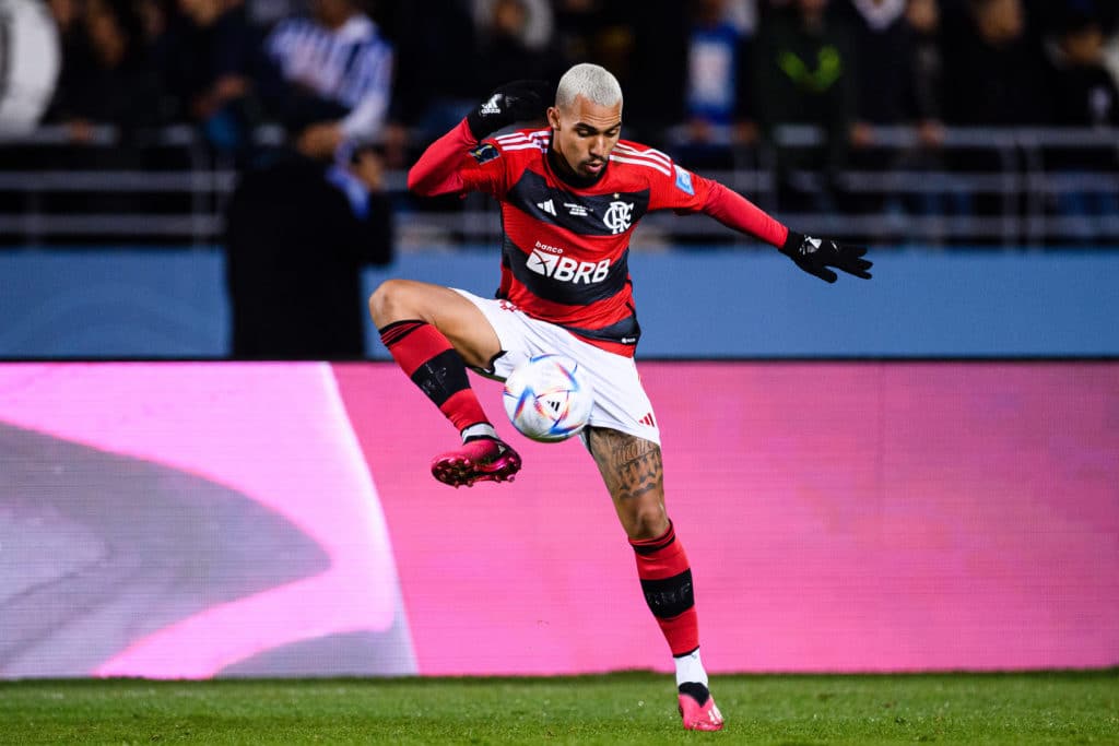 Matheuzinho em ação pelo Flamengo