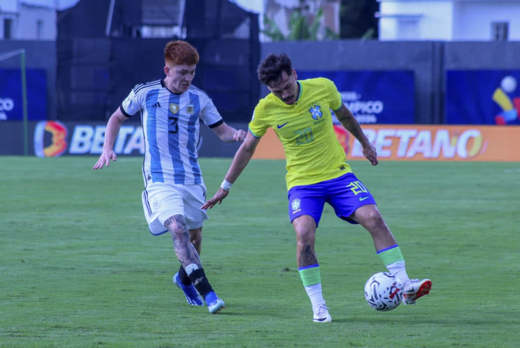 Seleção Brasileira, do meia Maurício, caiu para a Argentina