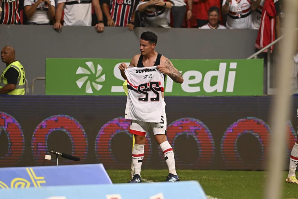 James Rodríguez comemora o gol pelo São Paulo