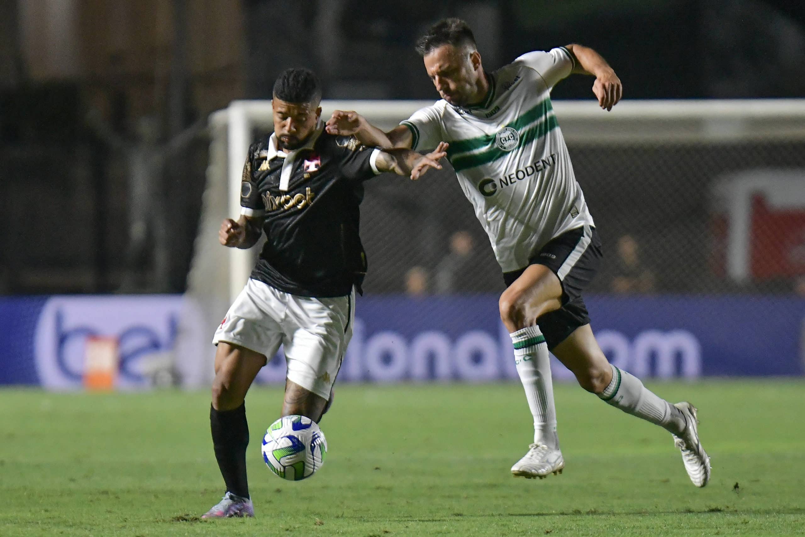Paulinho em ação pelo Vasco no Brasileirão do ano passado