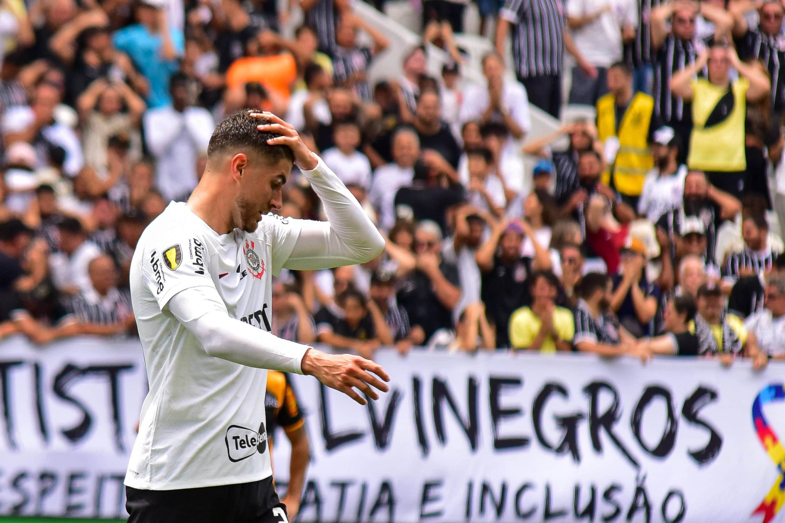 Pedro Raul fez a sua estreia pelo Corinthians, mas passou em branco