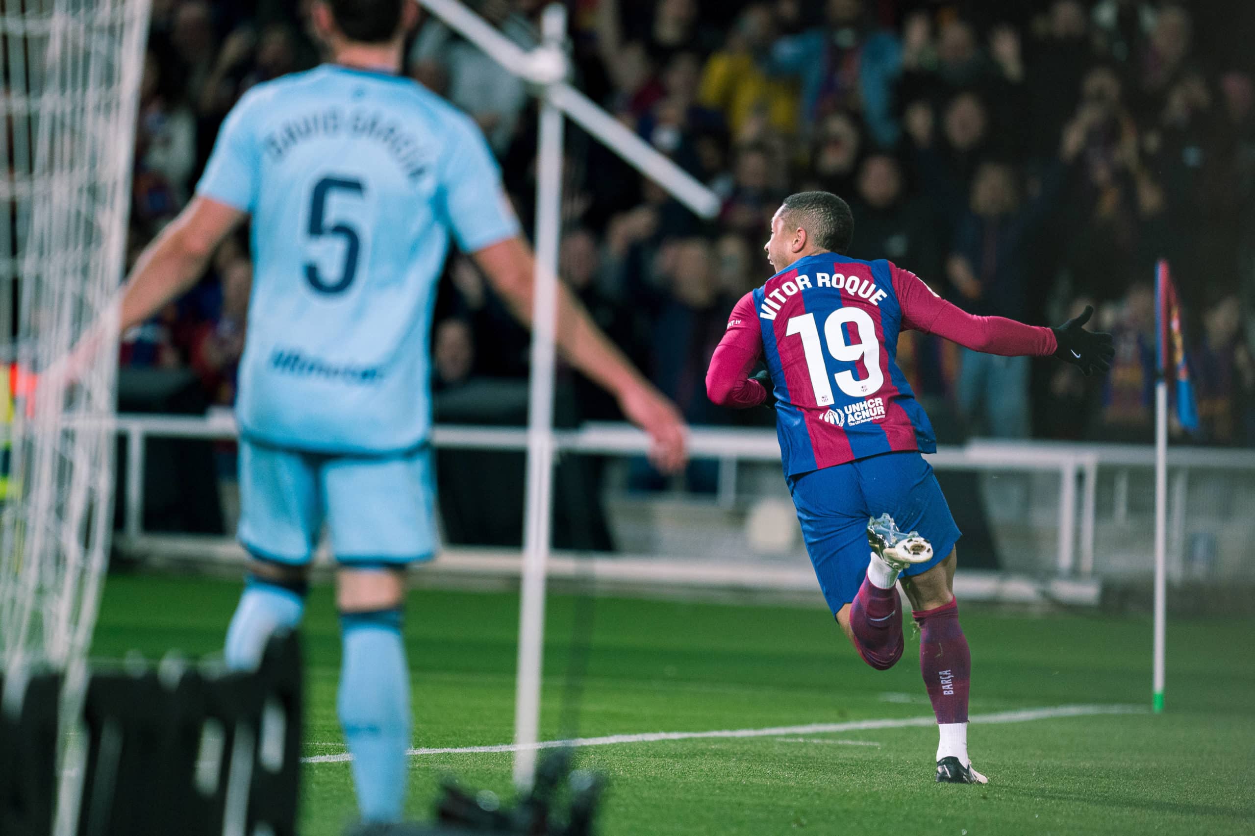 Vitor Roque comemora o seu primeiro gol pelo Barça