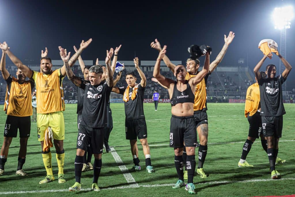 Jogadores com Botafogo comemoram com a torcida