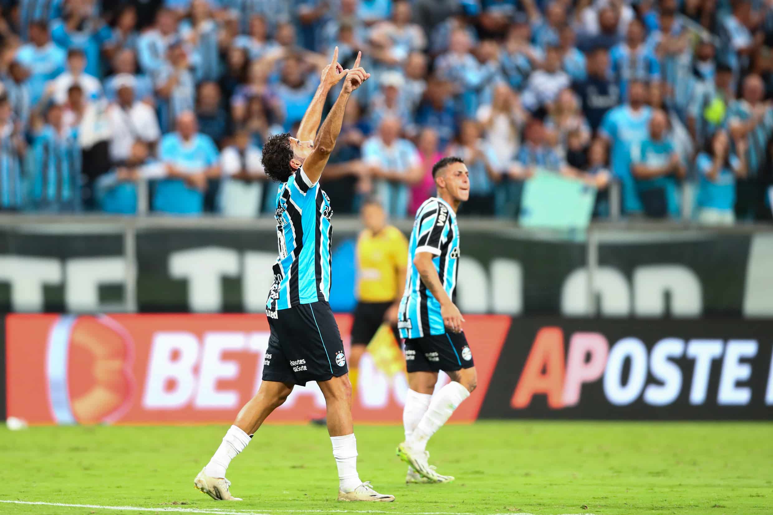 Diego Costa marcou dois gols na vitória do Grêmio