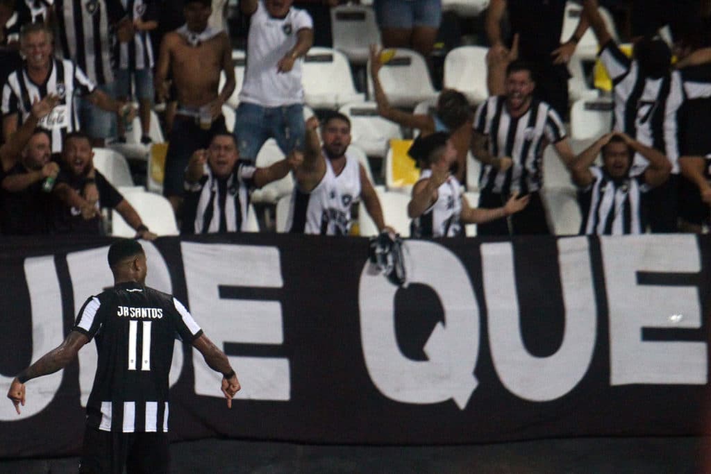 Júnior Santos marcou os dois gols do Botafogo no jogo