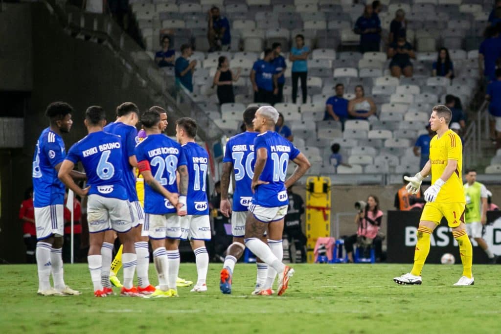 Jogadores do Cruzeiro lamentam tropeço na Sula