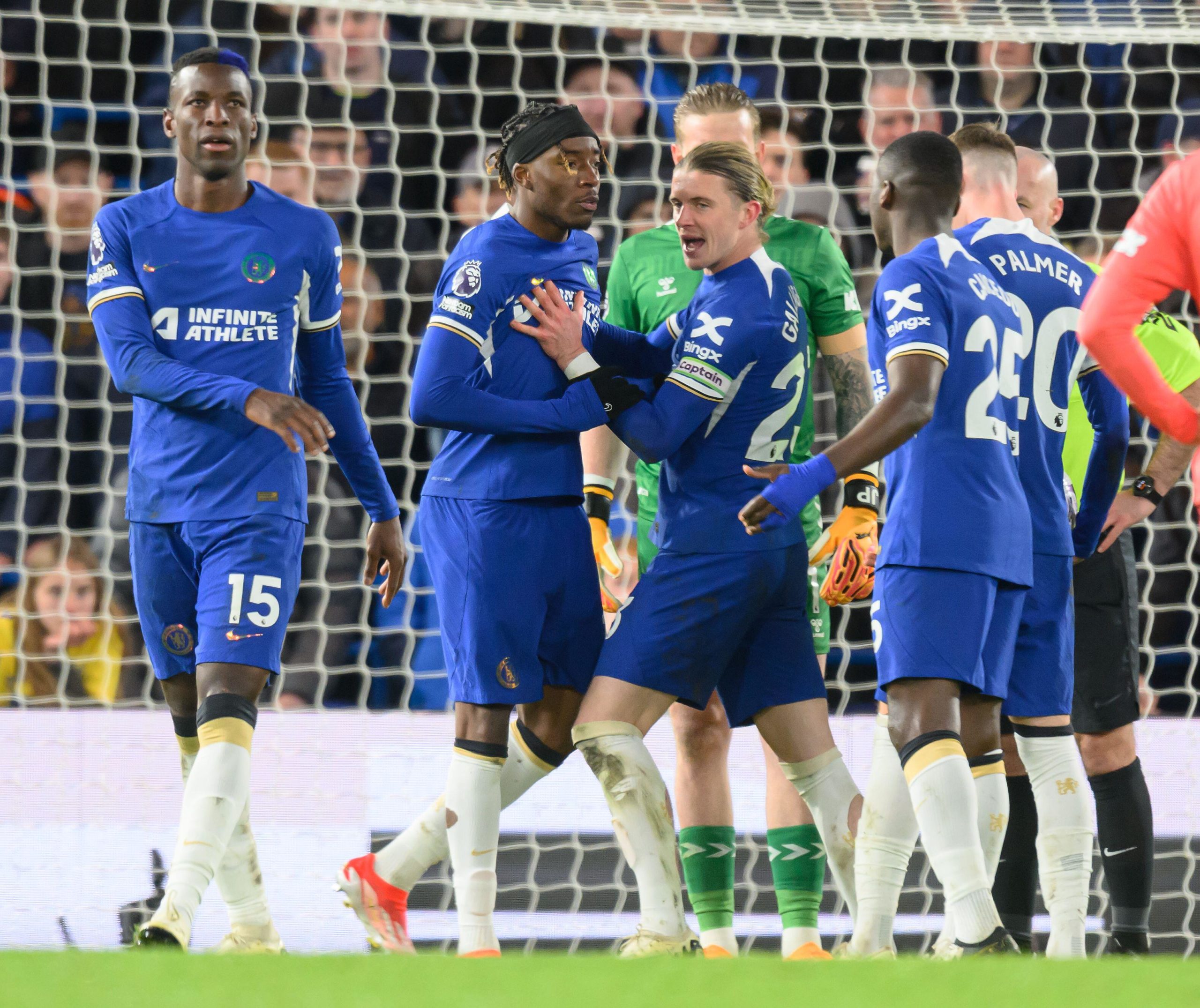 Chelsea goleia, mas discussão de jogadores em campo irrita treinador: ‘Vergonha’