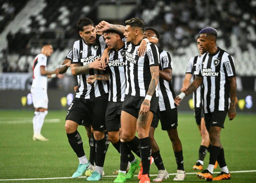 Jogadores do Botafogo comemoram o gol de Ponte