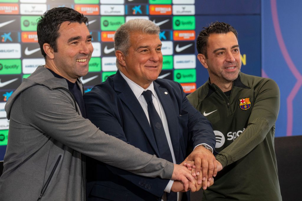 Xavi fica no Barcelona, pelo menos até o fim do contrato