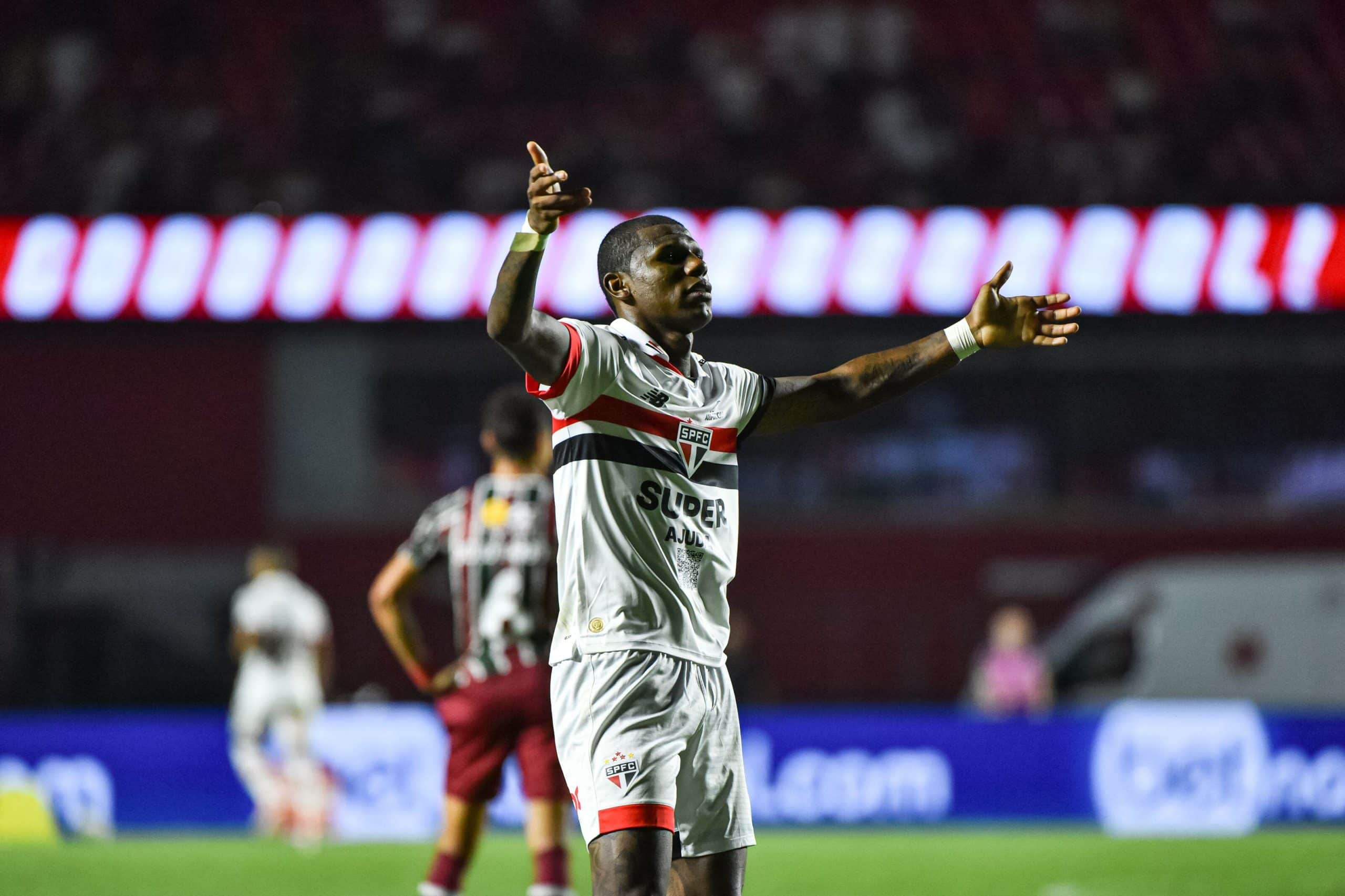 São Paulo vence o Fluminense de virada e entra no G-6 no Brasileirão; Flu está na zona da degola