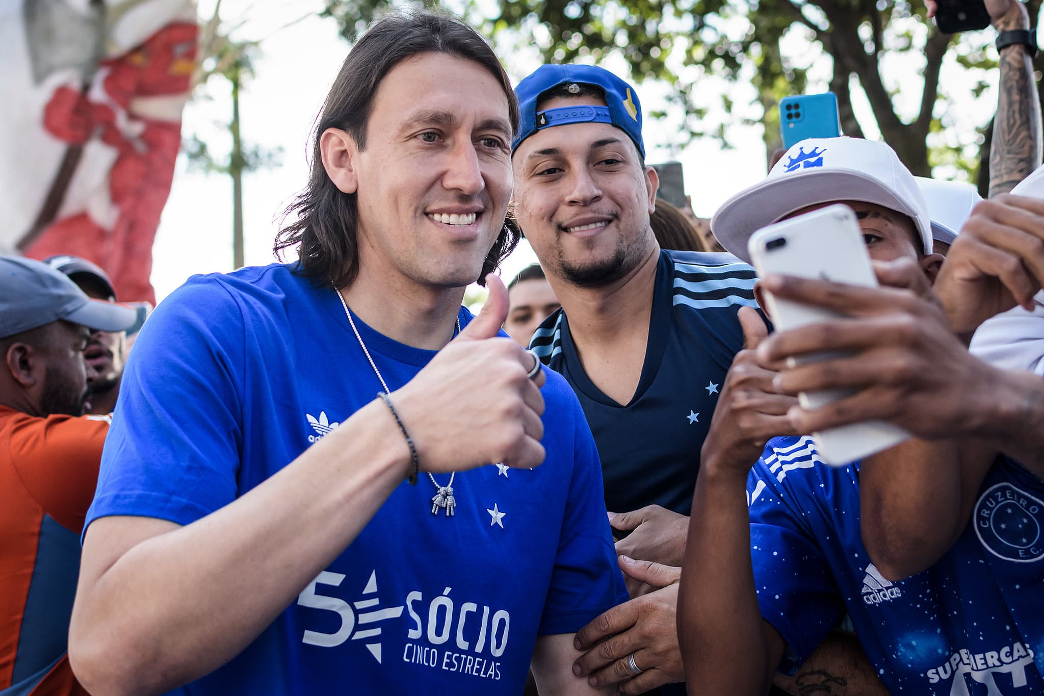 Cruzeiro confirma a contratação do goleiro Cássio, que é recebido com festa em Belo Horizonte