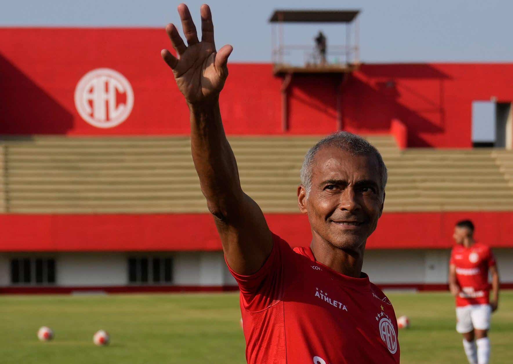 André Balada marca e America vence o Petrópolis na estreia da Série B do Carioca; Presidente Romário fica no banco de reservas