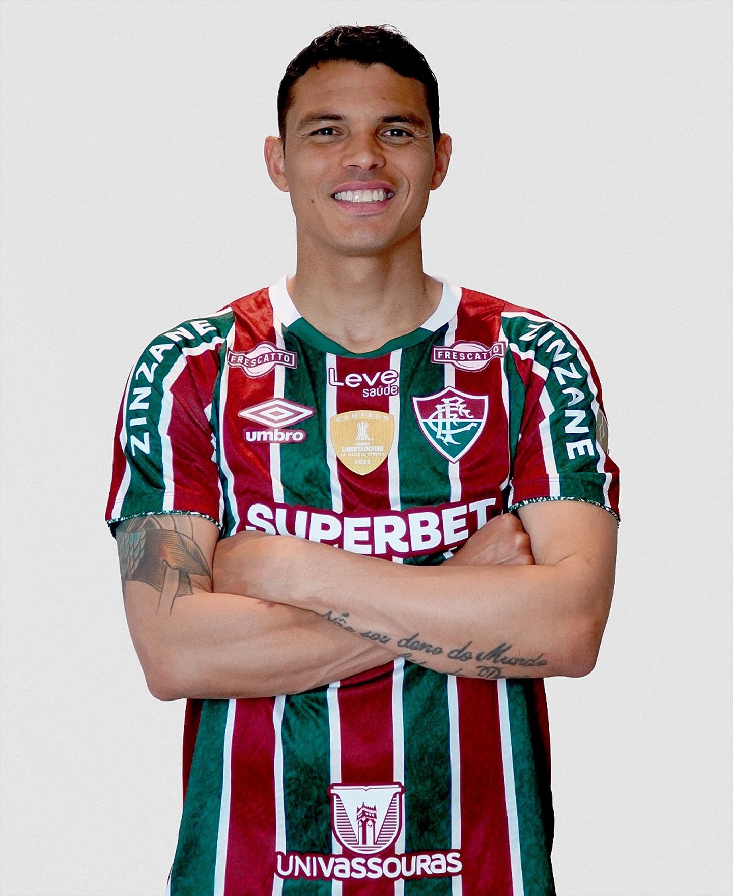 Fluminense oficializa a contratação do zagueiro Thiago Silva