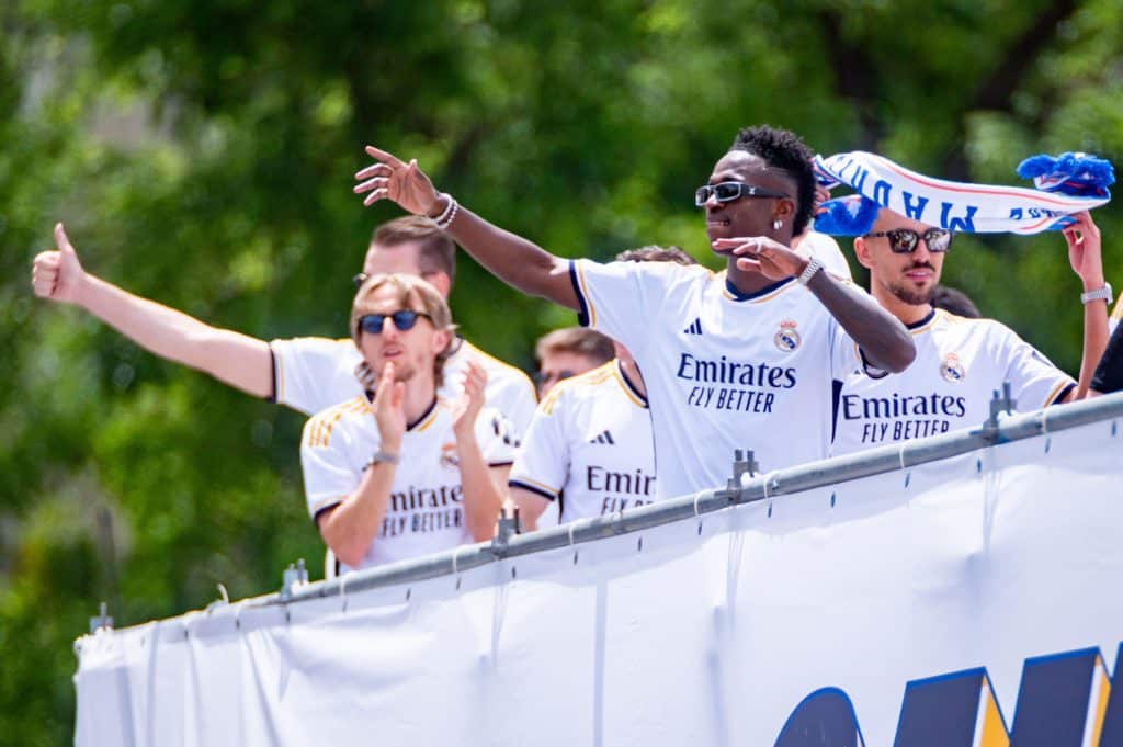 Vini Jr. comemora com os torcedores do Real Madrid