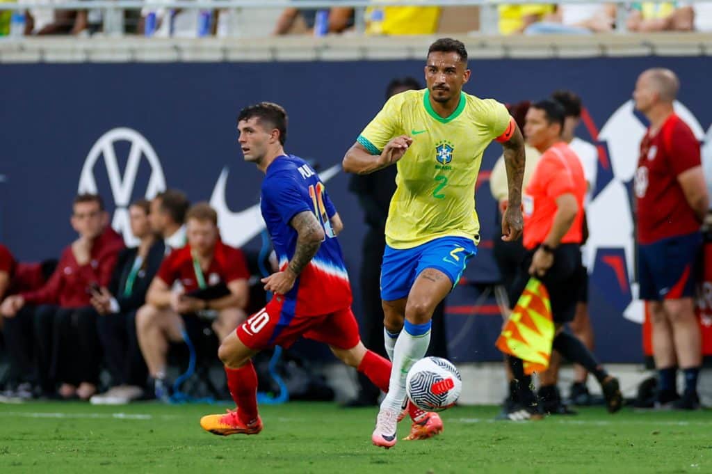 Danilo em ação pela Seleção Brasileira