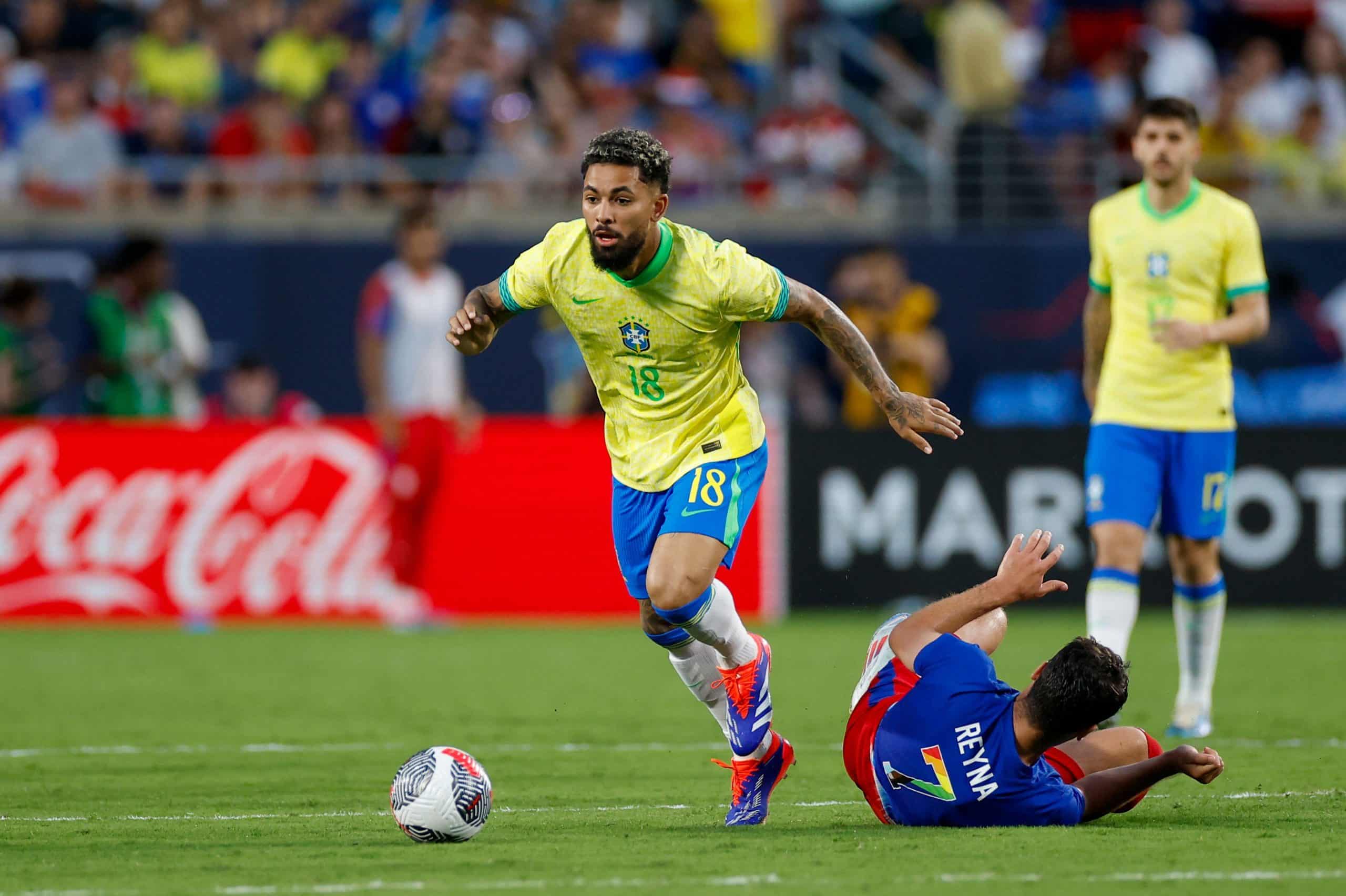 Douglas Luiz em ação pela Seleção Brasileira contra os Estados Unidos