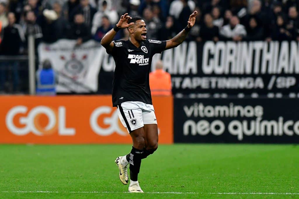 Júnior Santos renovou contrato com o Botafogo