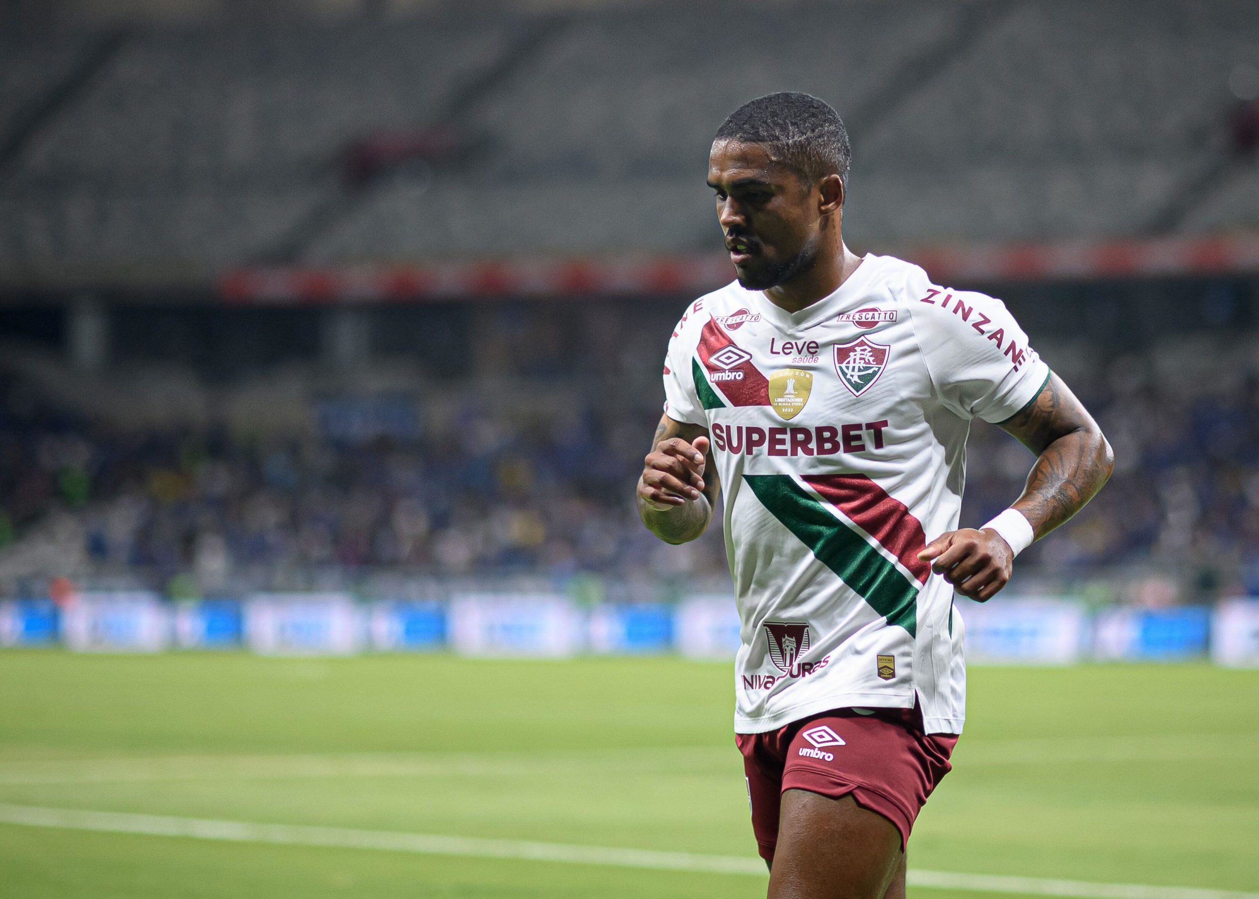 Douglas Costa deve deixar o Fluminense