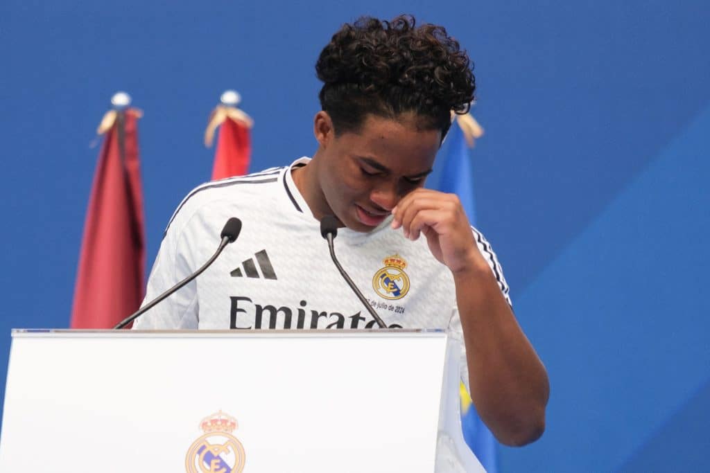 Endrick se emociona na apresentação no Real Madrid