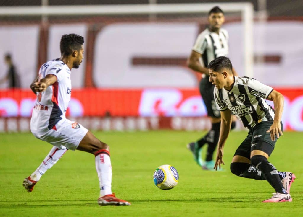 Savarino fez o gol da vitória do Botafogo