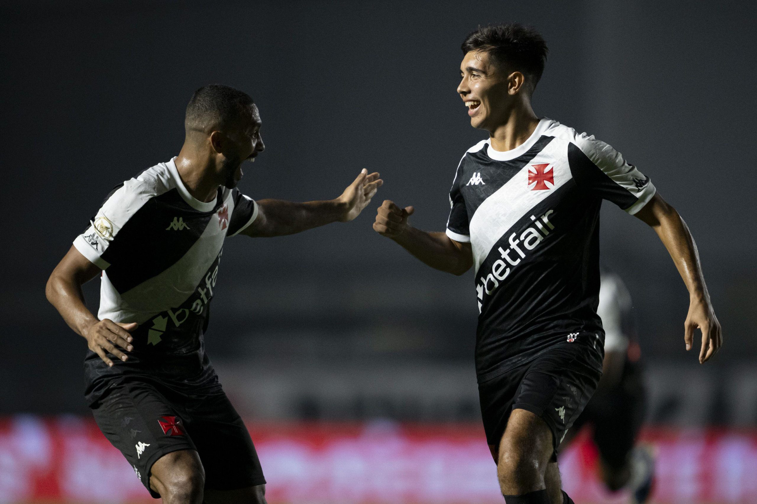 Sforza fez o segundo gol do Vasco. Um golaço de falta, por sinal