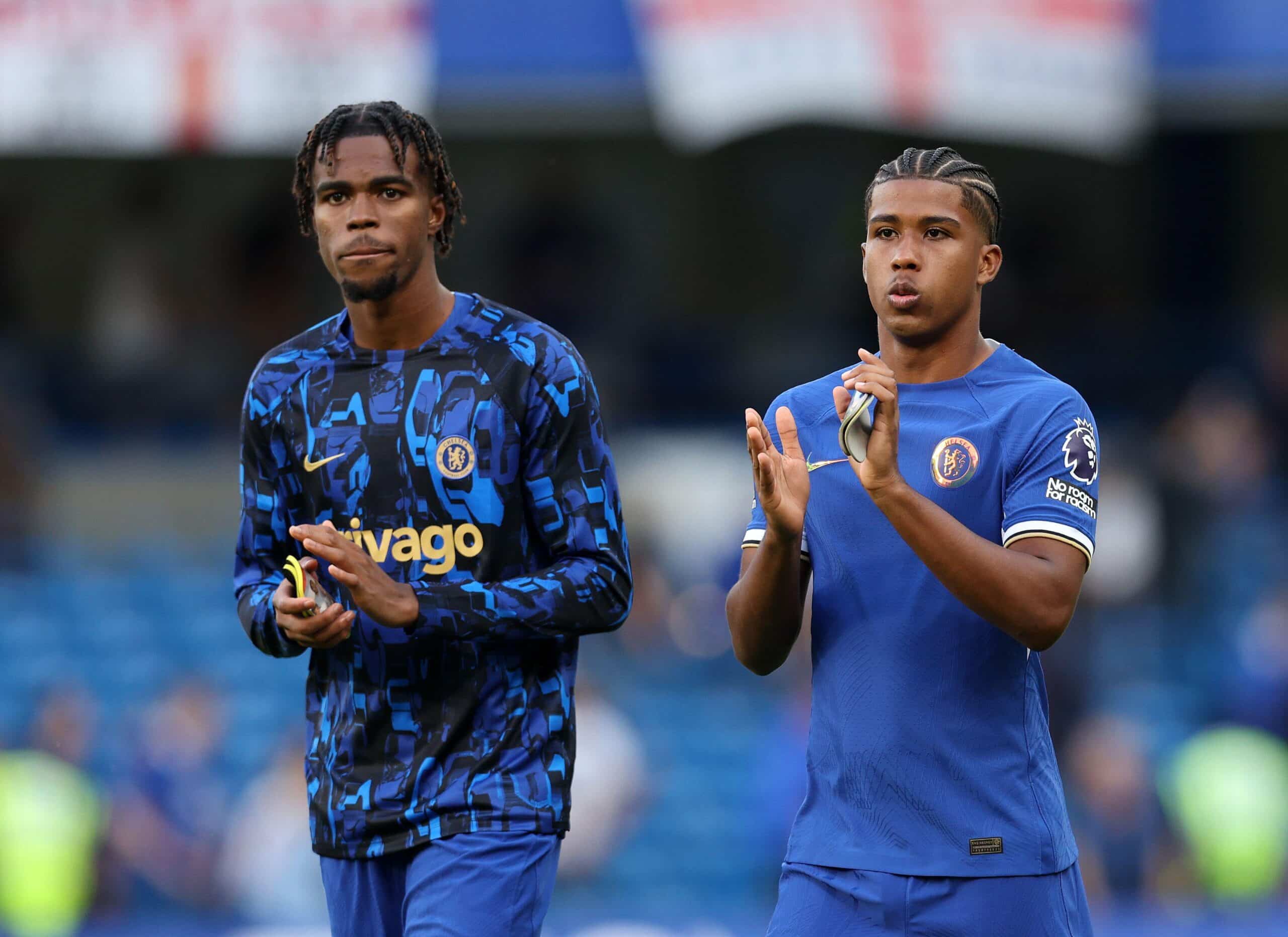 Andrey Santos, à direita, com a camisa do Chelsea