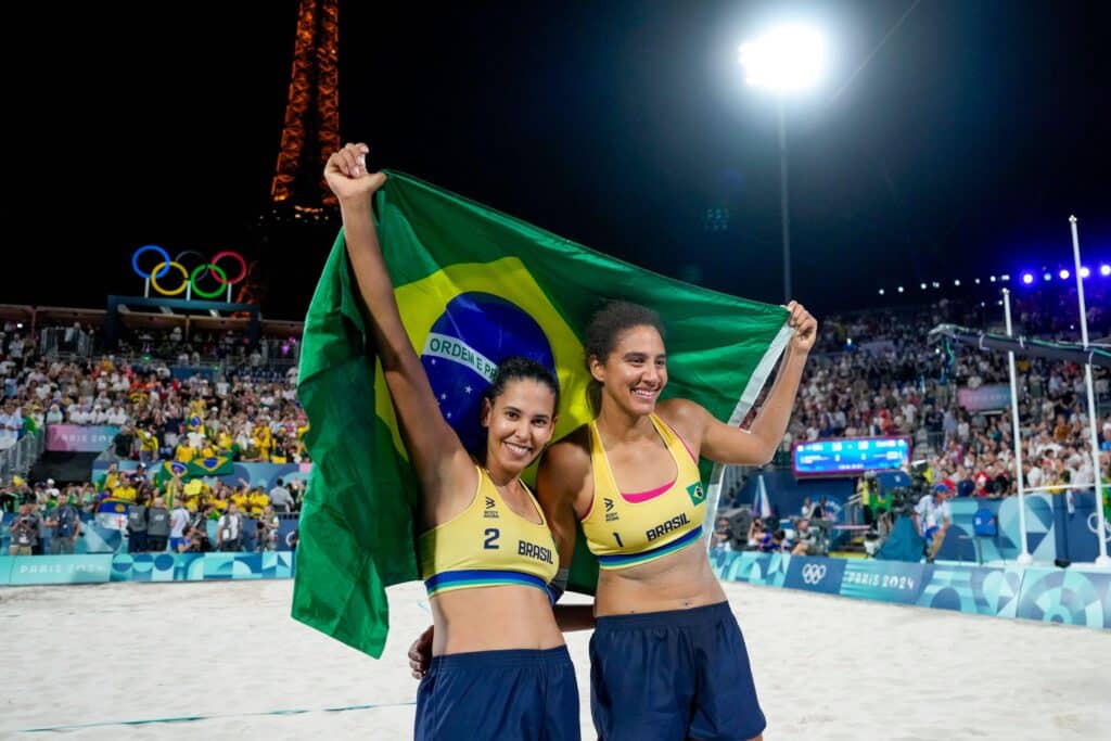 Duda e Ana Patrícia comemoram a medalha de ouro