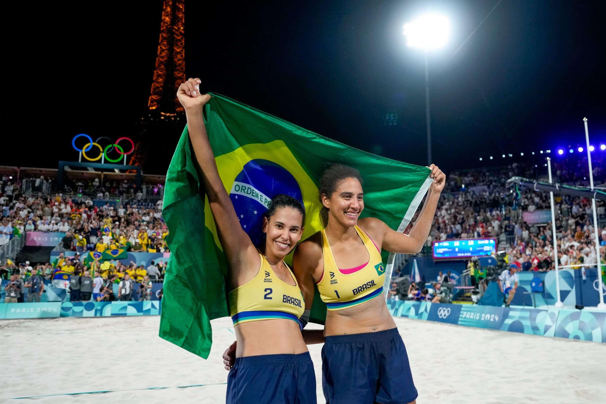 Duda e Ana Patrícia comemoram a medalha de ouro