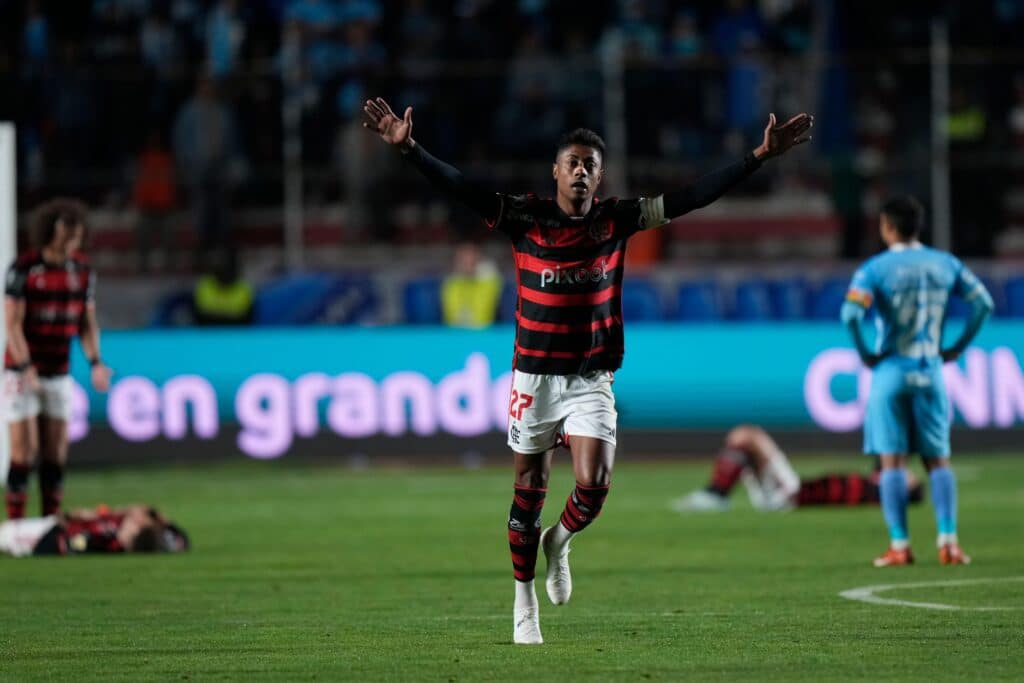 Flamengo, de Bruno Henrique, sofreu, mas passou para as quartas