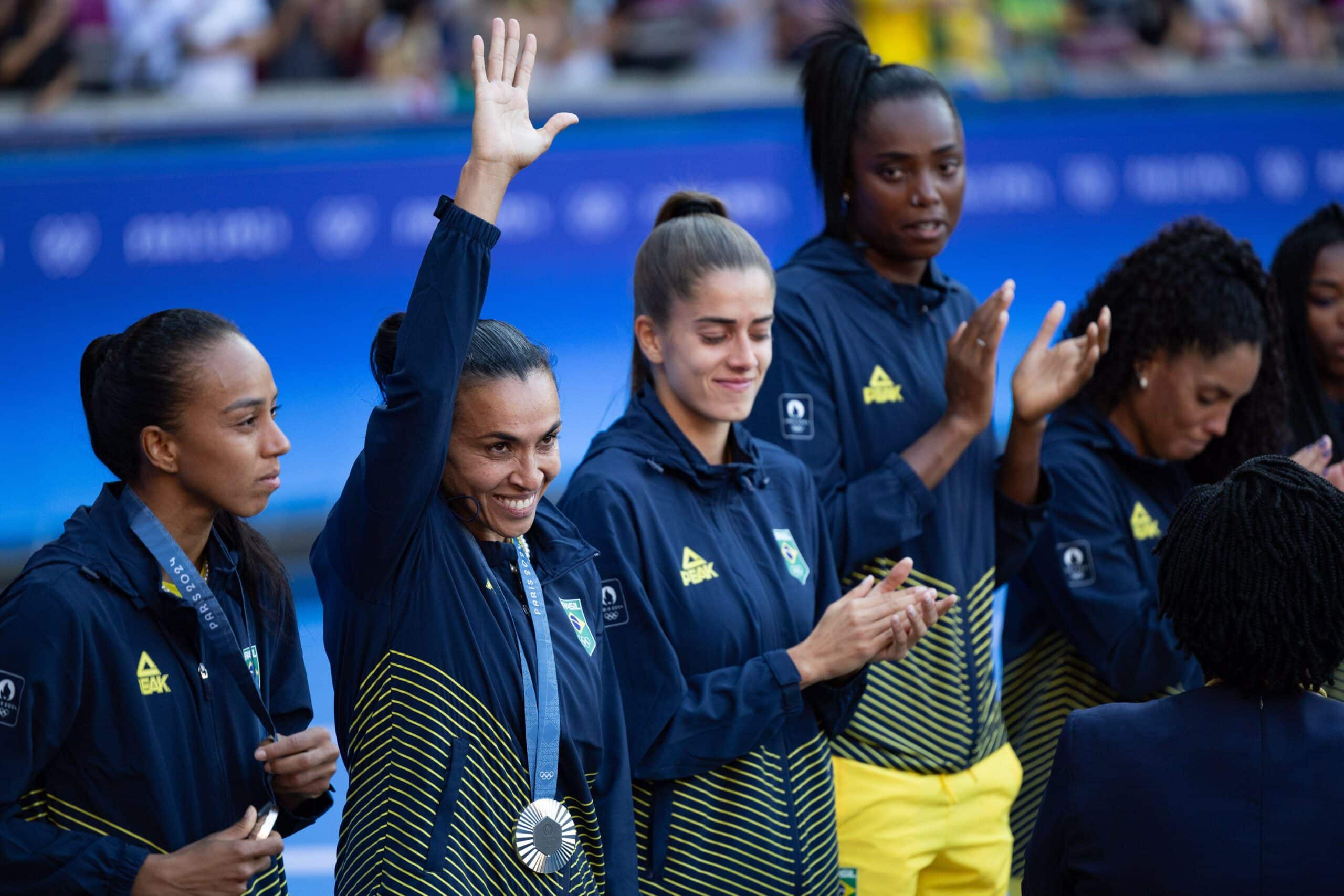 Marta comemora a medalha de prata em Paris