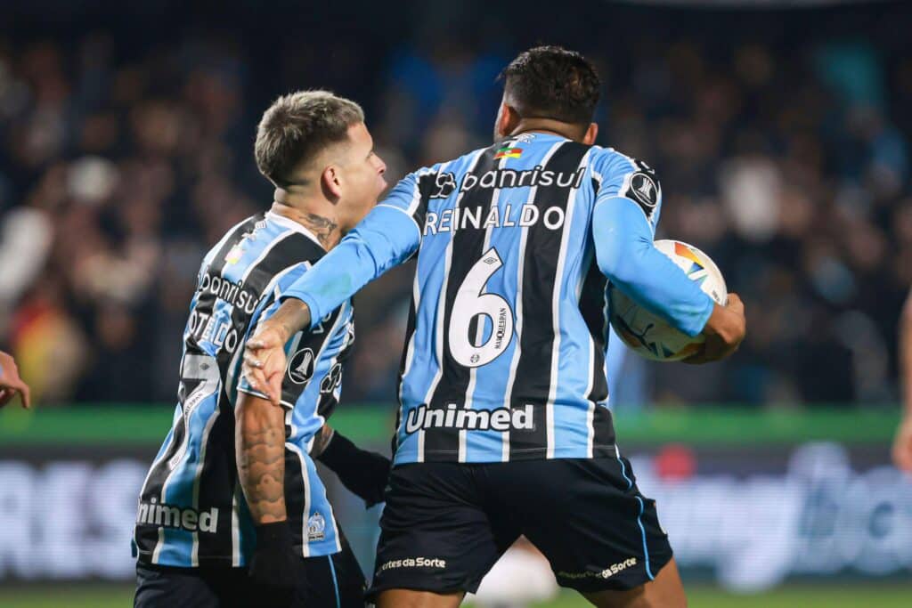 Reinaldo e Soteldo comemoram o gol do Grêmio