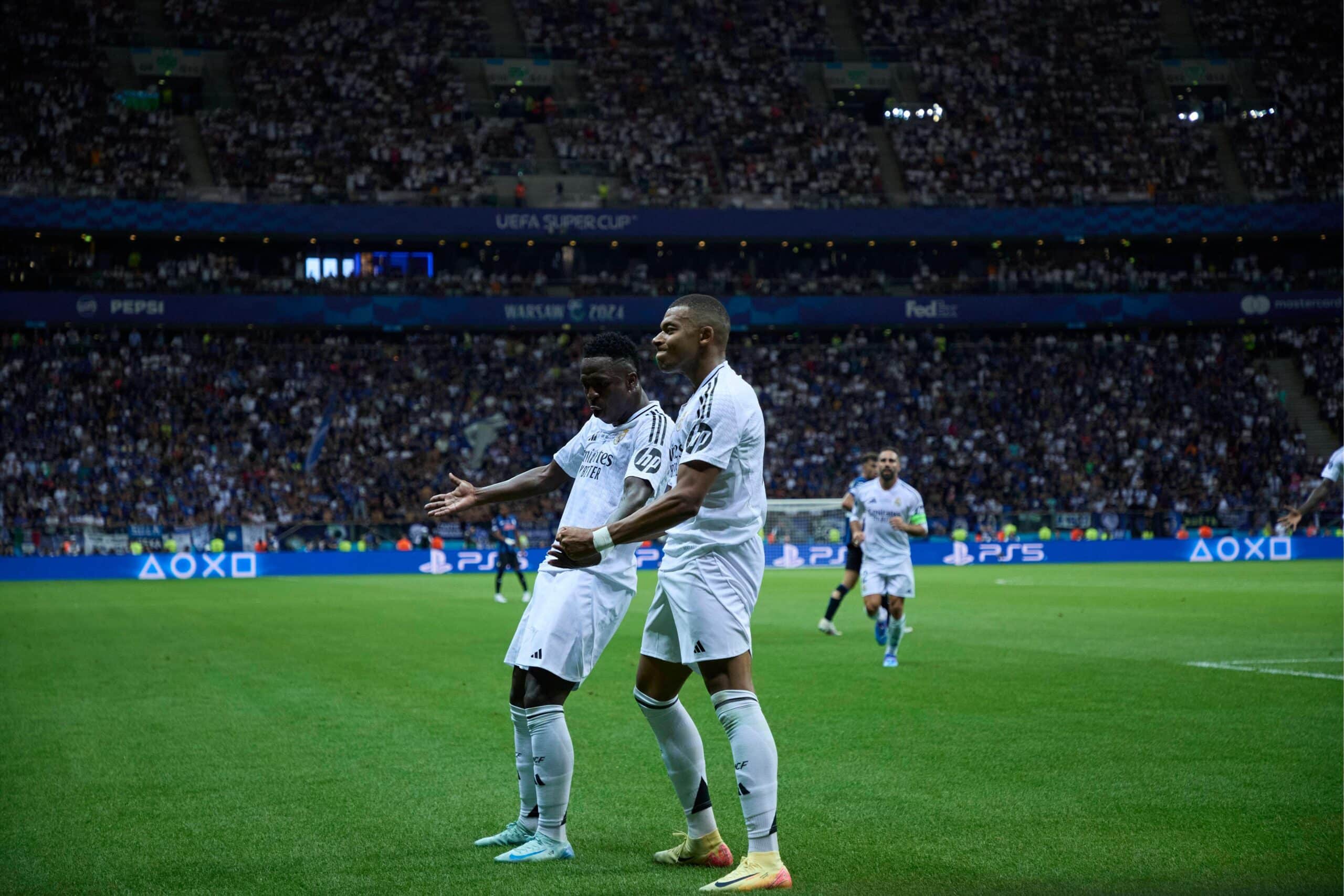 Vini Jr. e Mbappé comemoram o gol do francês