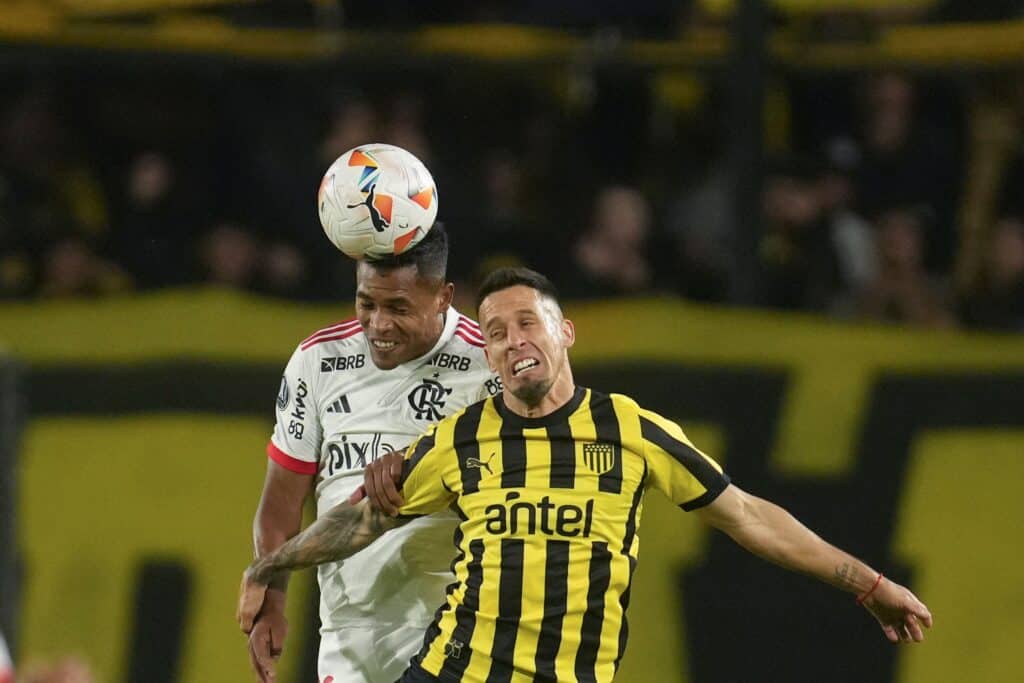 Fla, de Alex Sandro, não conseguiu marcar um gol no Peñarol