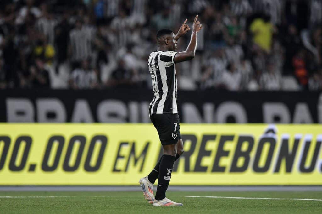 Botafogo, de Luiz Henrique, lidera o Brasileirão