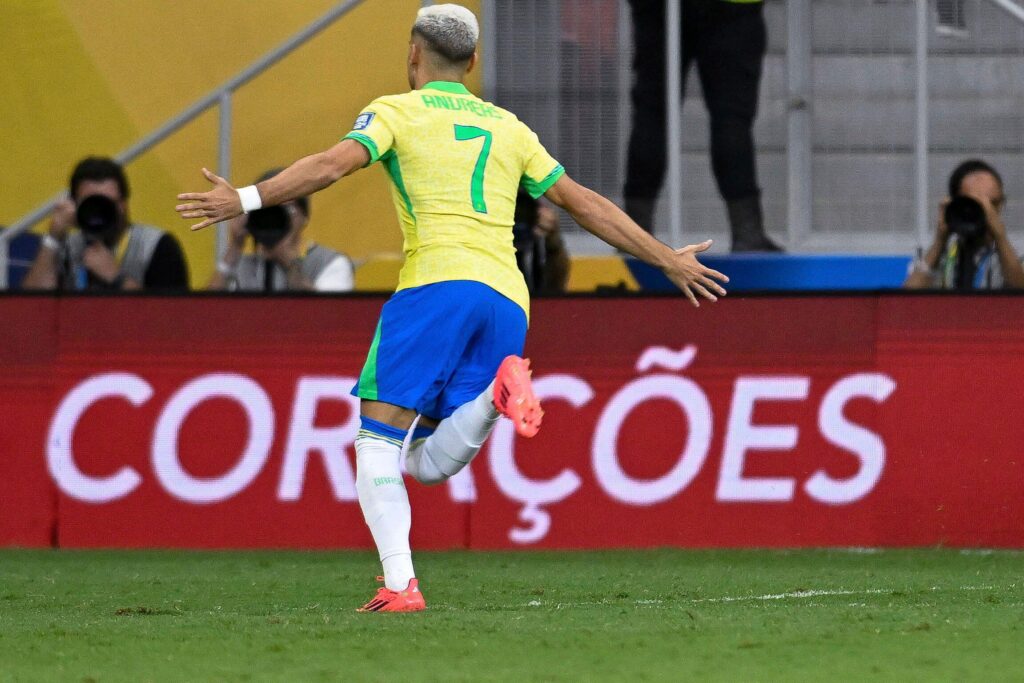 Andreas Pereira marcou um golaço de voleio e foi pra galera