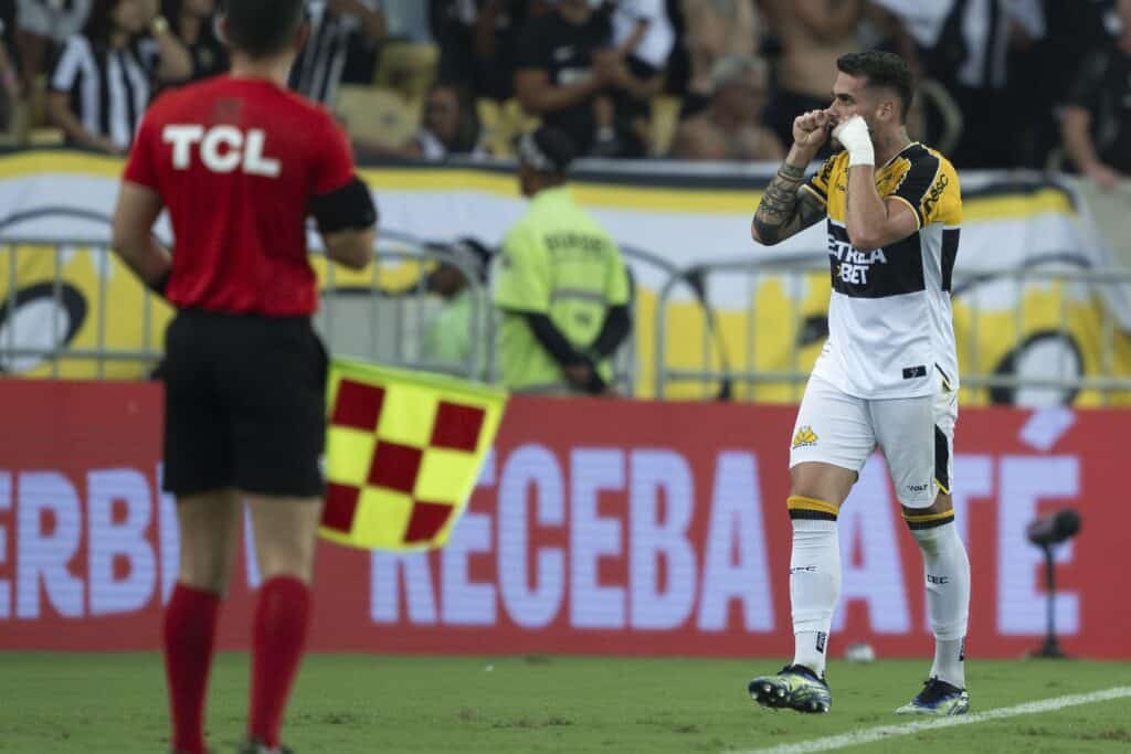 Felipe Vizeu marcou o gol do Criciúma e comemorou com o chororô