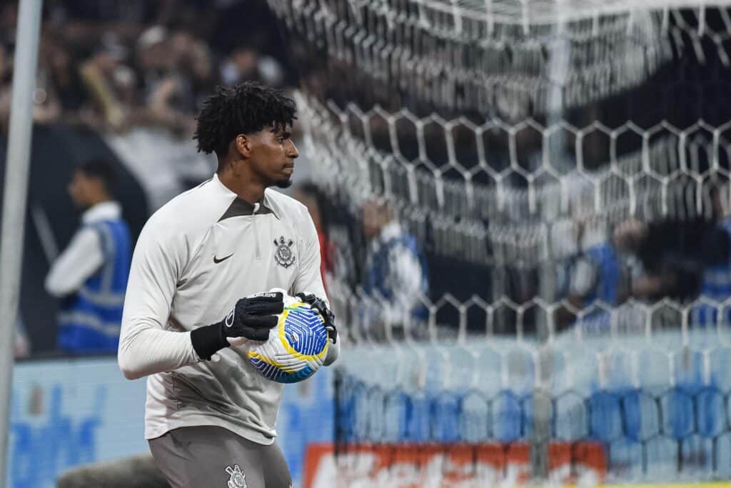 Hugo Souza vem se destacando no Corinthians