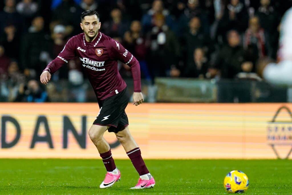 Manolas defendeu a Salernitana, da Itália, antes de voltar pra Grécia