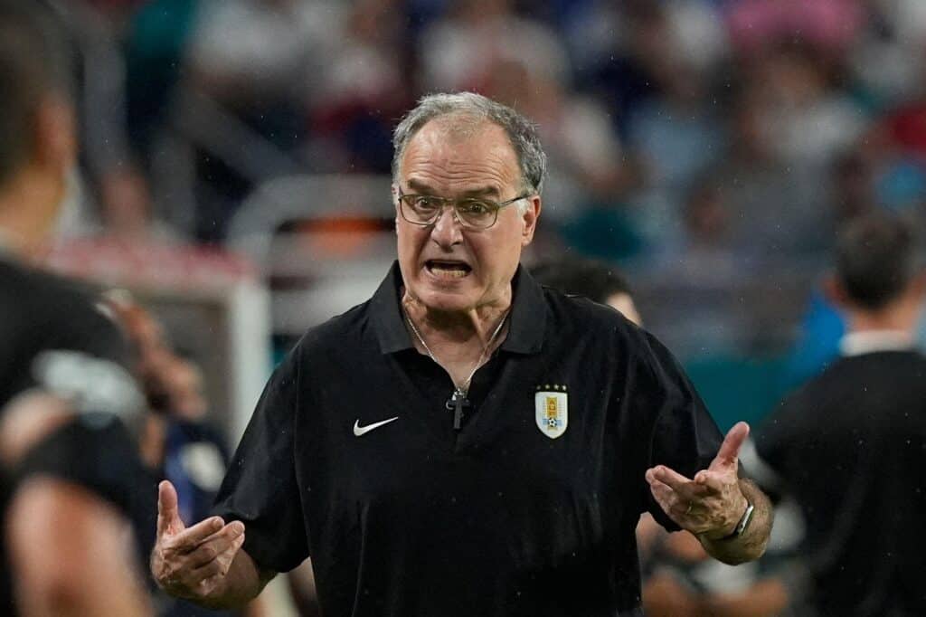 Seleção uruguaia vive crise sob comando de Bielsa a poucos dias dos jogos das Eliminatórias