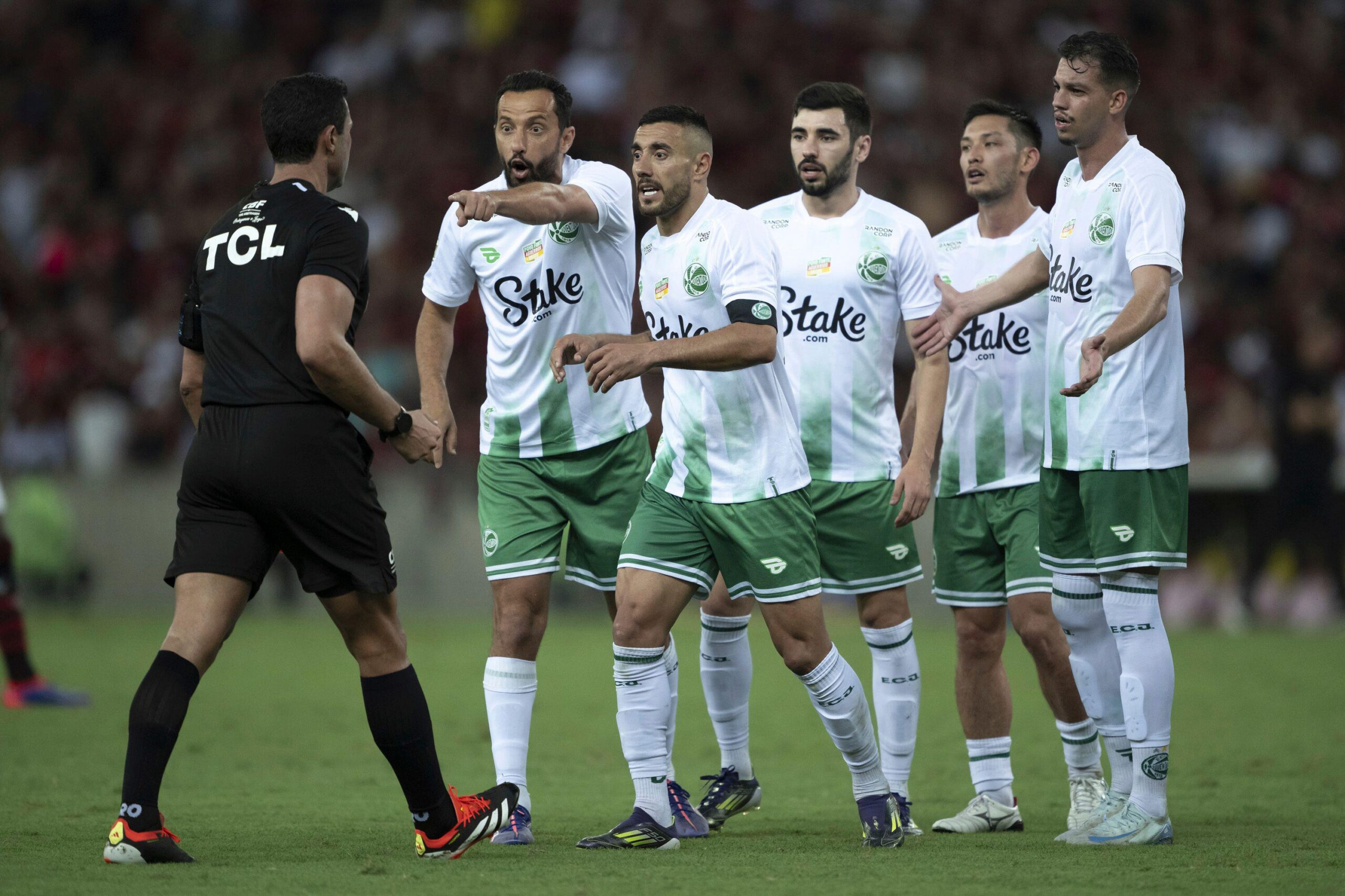 Nenê reclama de expulsão no jogo contra o Flamengo