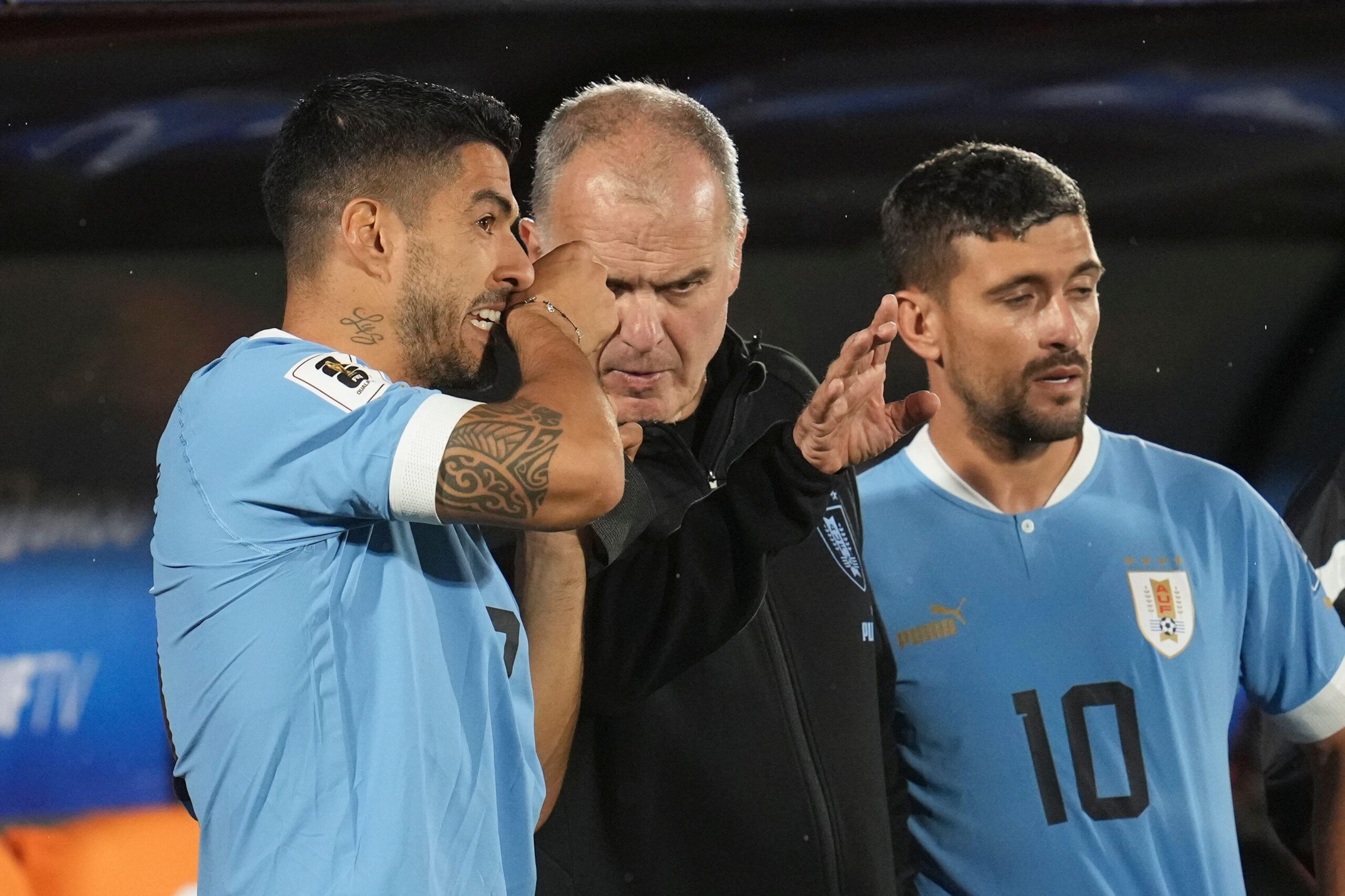 Suárez e Bielsa conversam na seleção uruguaia