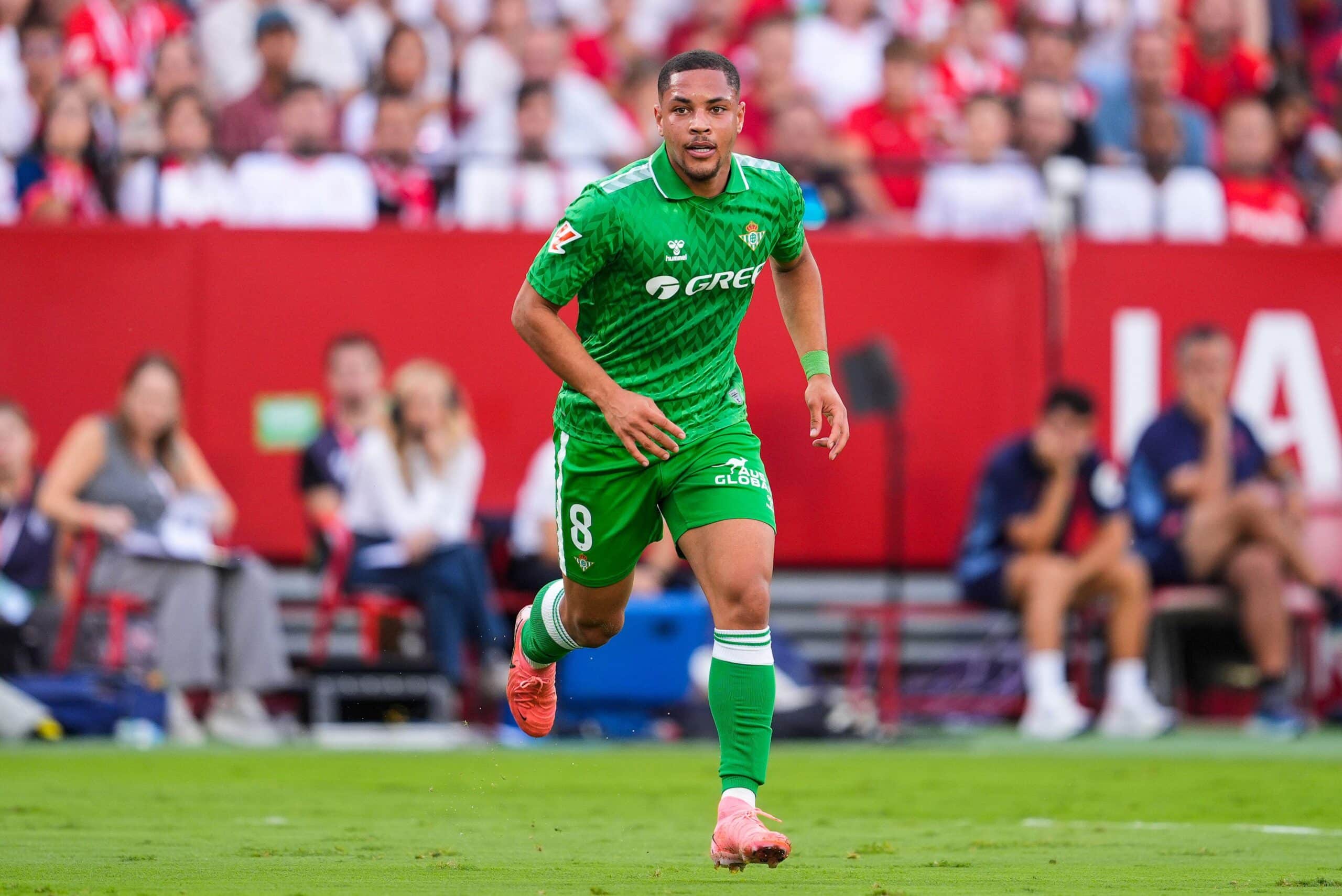 Vitor Roque passou em branco contra o Sevilla